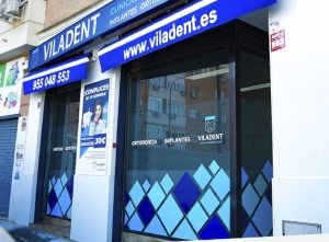 Vista frontal de la clinica dental viladent montequinto, calle mesina 34.